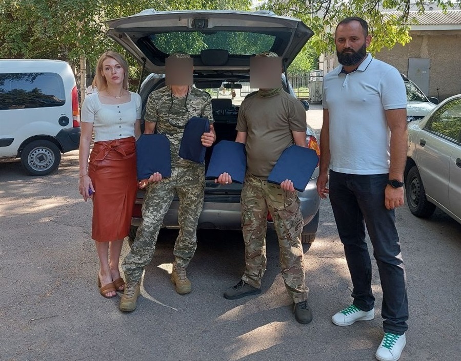 Разом з автомобілем передали п'ять комплектів плитоносок