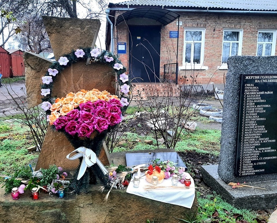 Пам'ятний знак жертвам Голодоморів поблизу храму Різдва Івана Хрестителя