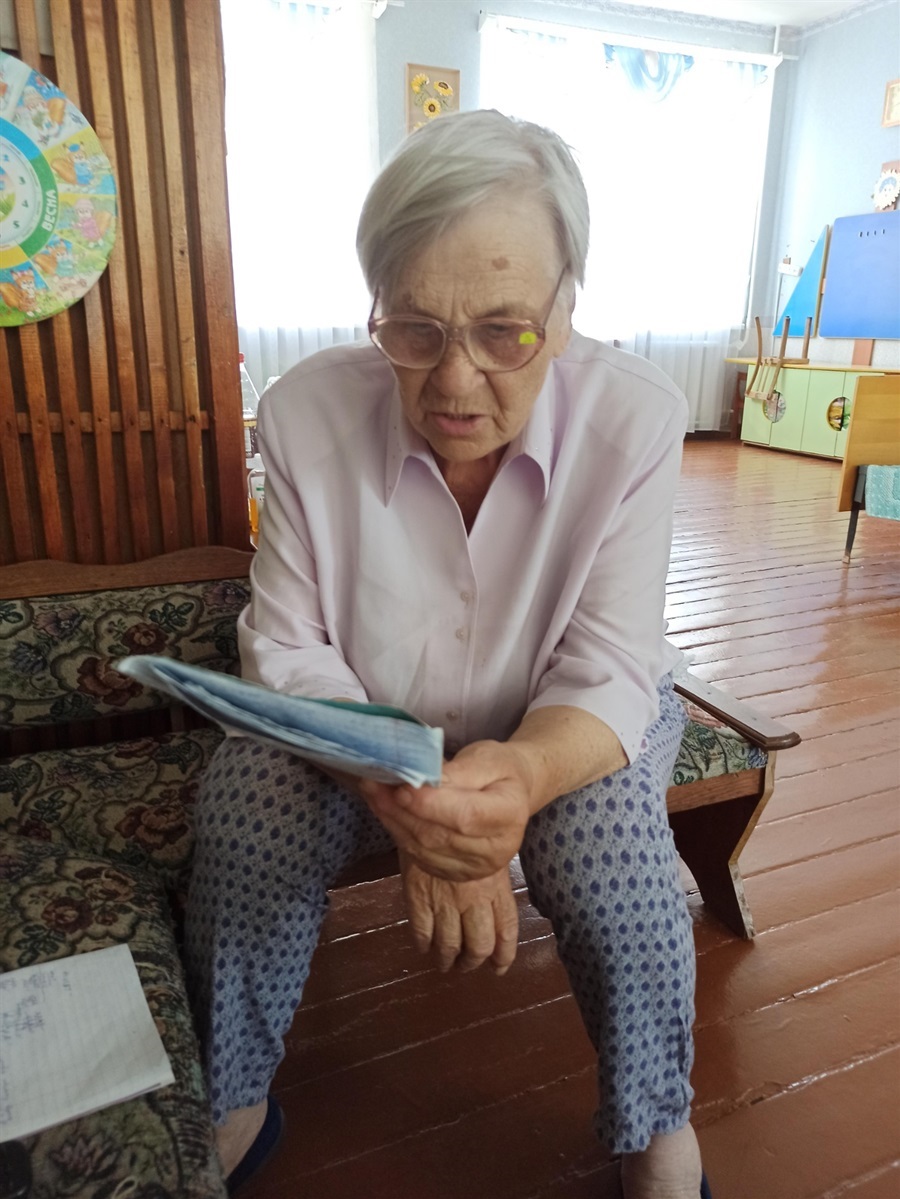 Галина Василівна читає власні вірші.