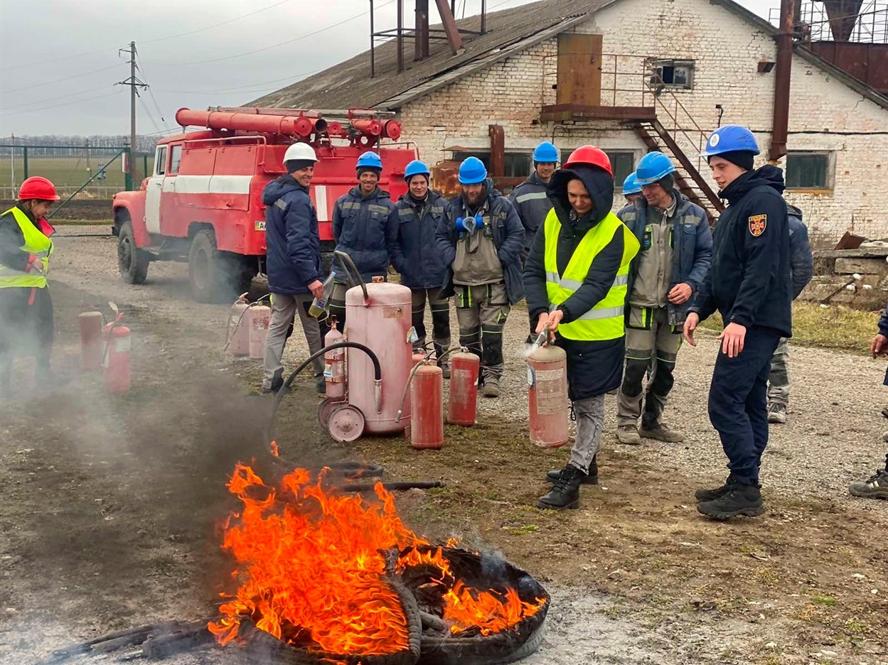 Тренування з гасіння умовної пожежі за допомогою вогнегасника