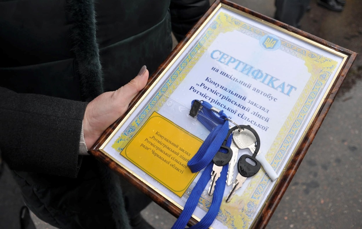 Сертифікат та ключі від новенького автобуса