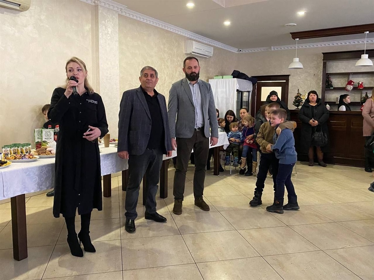 Валерія Бандурко, Араїк Мкртчян та Сергій Ананко привітали присутніх з новорічними святами. 