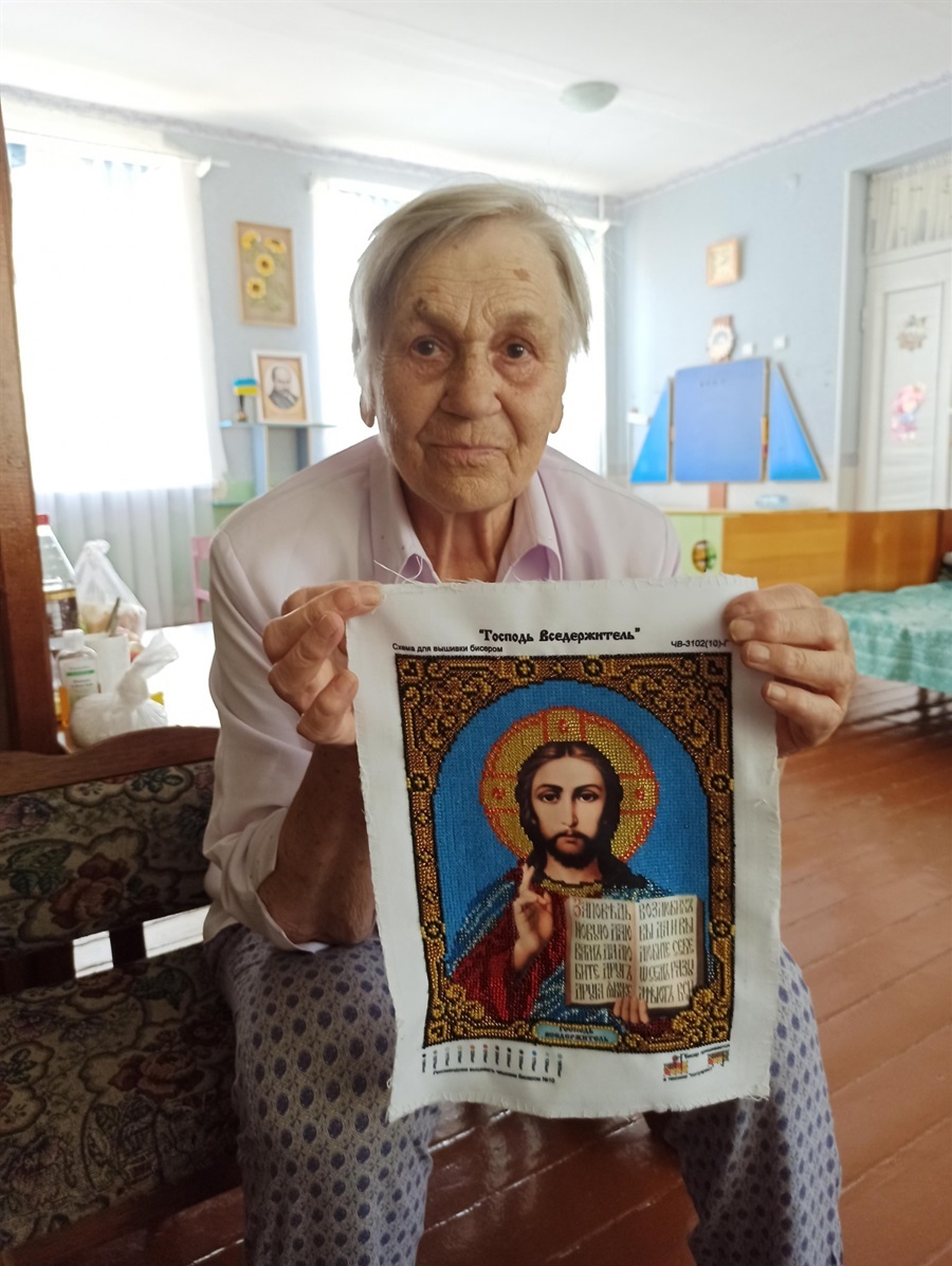 У вільний час у шелтері Галина Василівна вишиває та пише вірші.