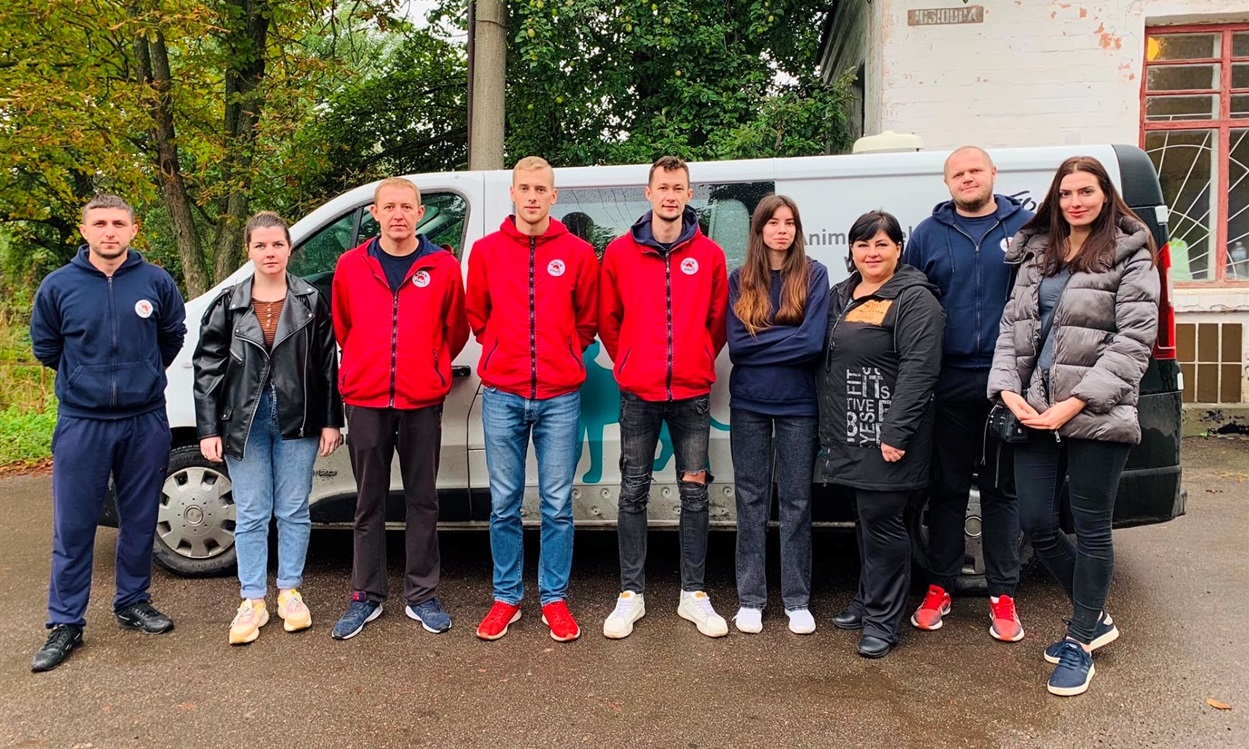 Команда  «Four paws», які проводили стерилізацію та  вакцинацію від сказу собак.