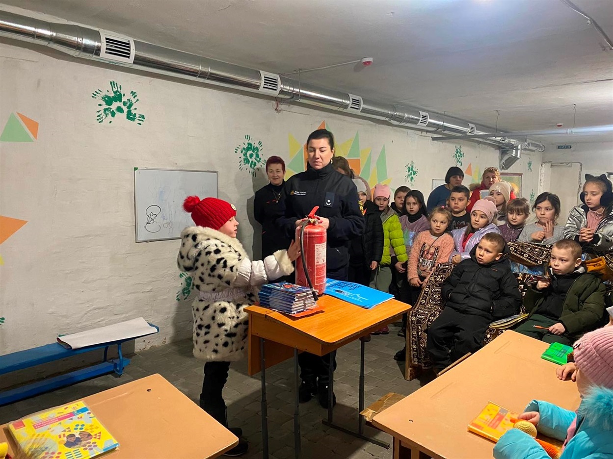 Дітям показали як вогнегасник працює на практиці