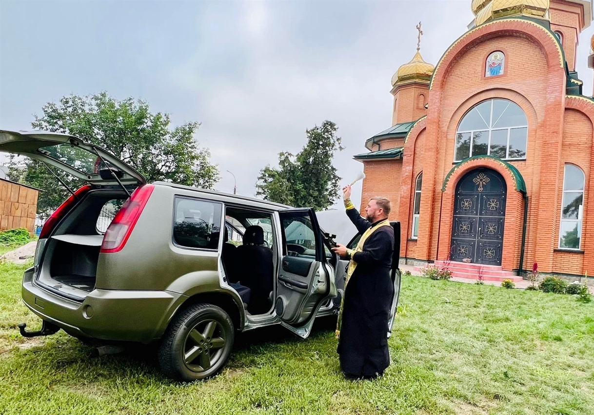 Автомобіль освятив настоятель храму Різдва Святого Івана Хрестителя Михайло Шевчук