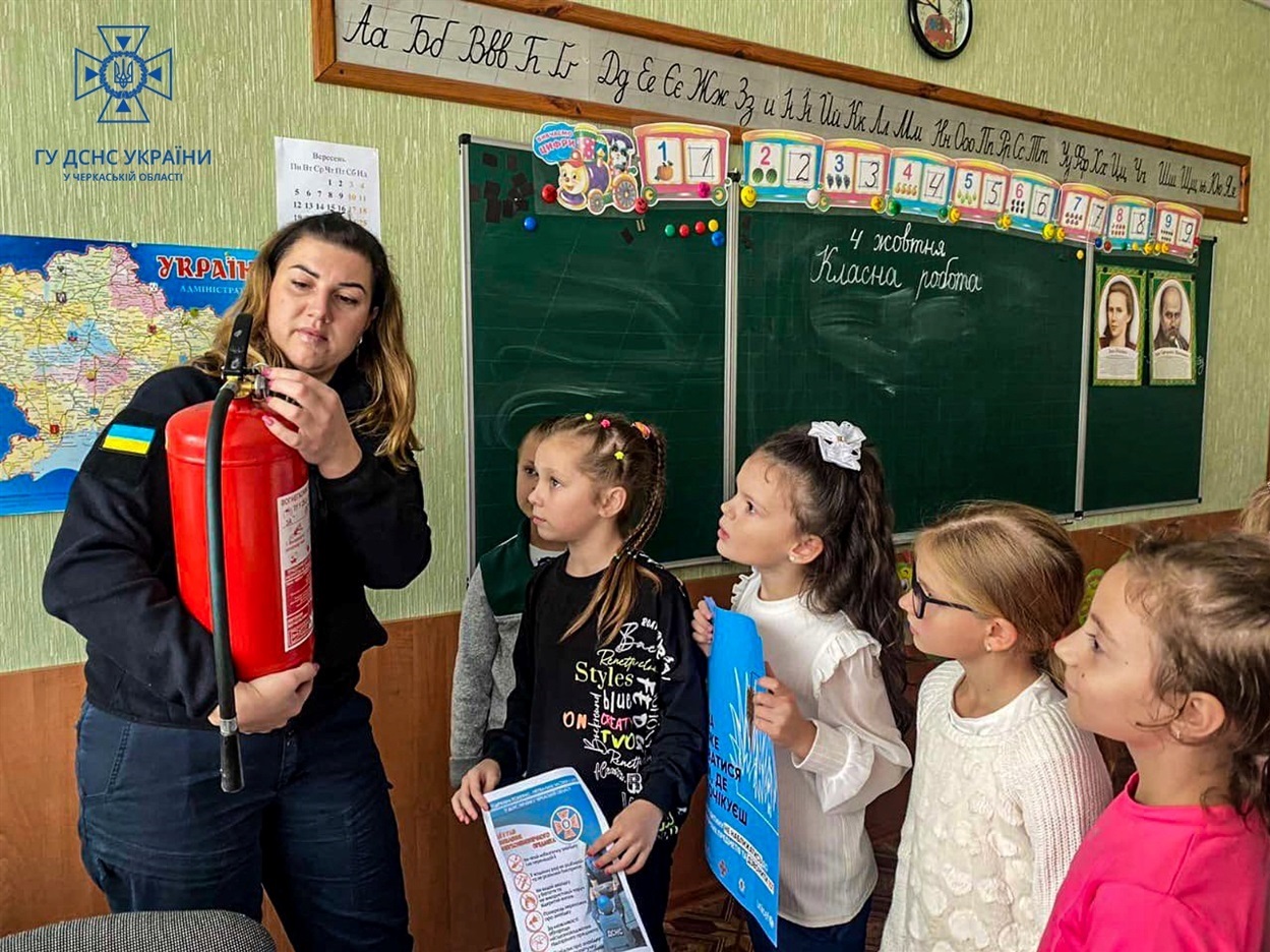 Рятувальники показали дітям як користуватися вогнегасником