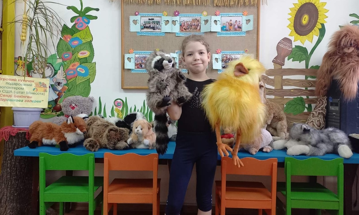 Активна відвідувачка і читачка бібліотеки Вікторія Волошина.