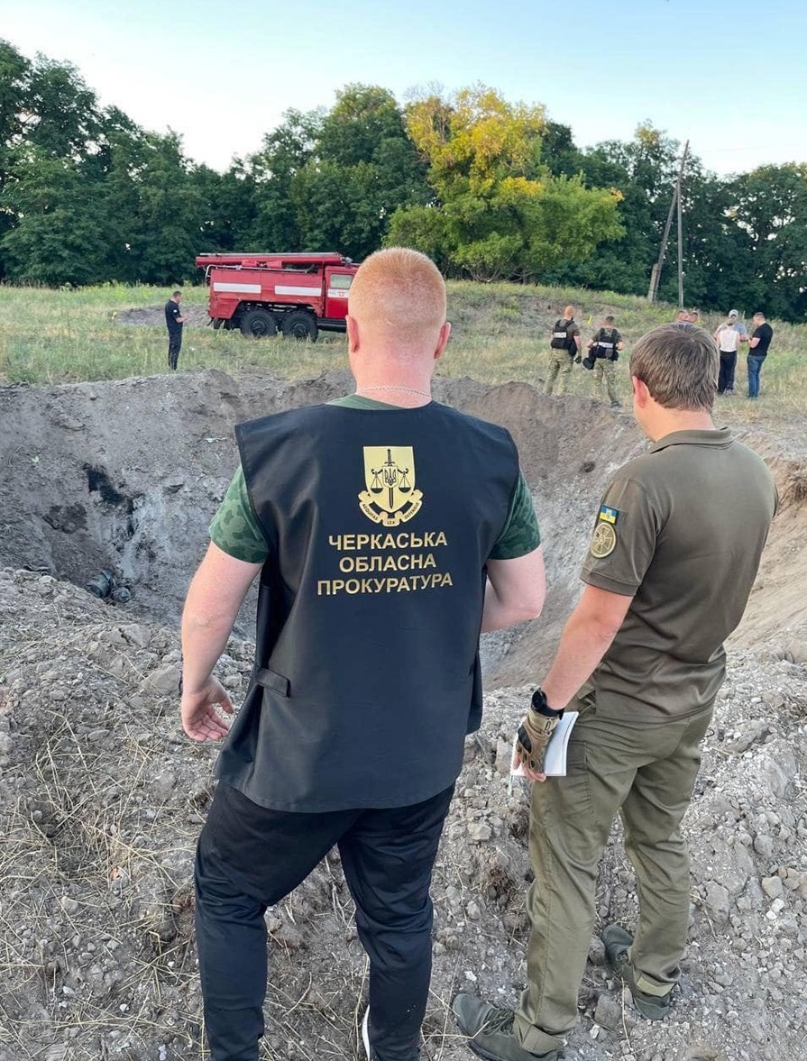Вирва на полі, яка залишилася після обстрілу