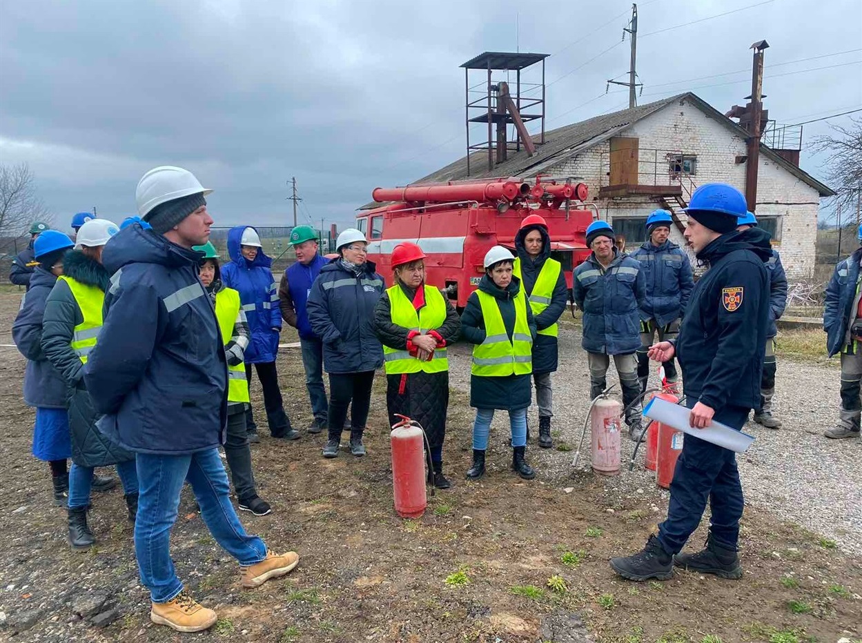 Працівників агропромислового підприємства навчали користуватися вогнегасниками 