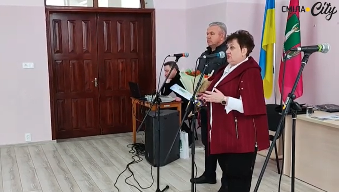 Вітають заступник міського голови Тетяна Карло та секретар міськради Юрій Студанс. 