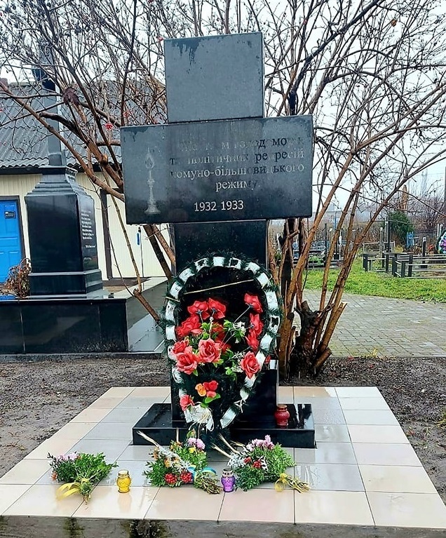 Пам'ятний знак жертвам Голодоморів на території кладовища "Орел"