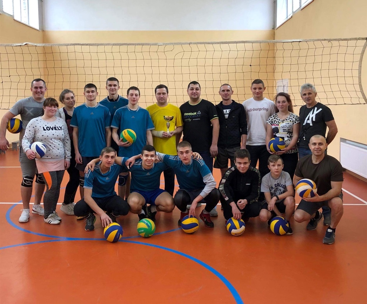Пограти у волейбол збираються випускники школи різних років та учні. 