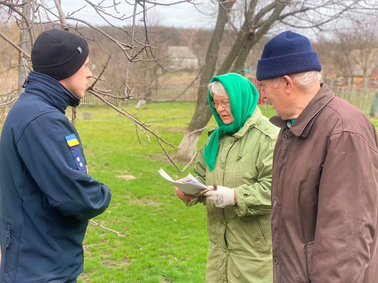 Смілян рятувальники закликали не випалювати сухостій на власних присадибних ділянках