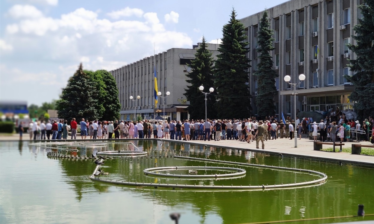 Провести героя в останню путь прийшла велика кількість людей