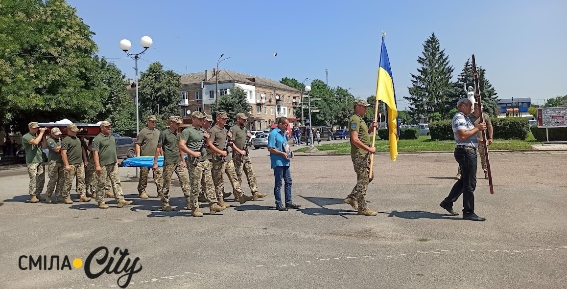 Військові-побратими на руках несли труну з тілом Героя
