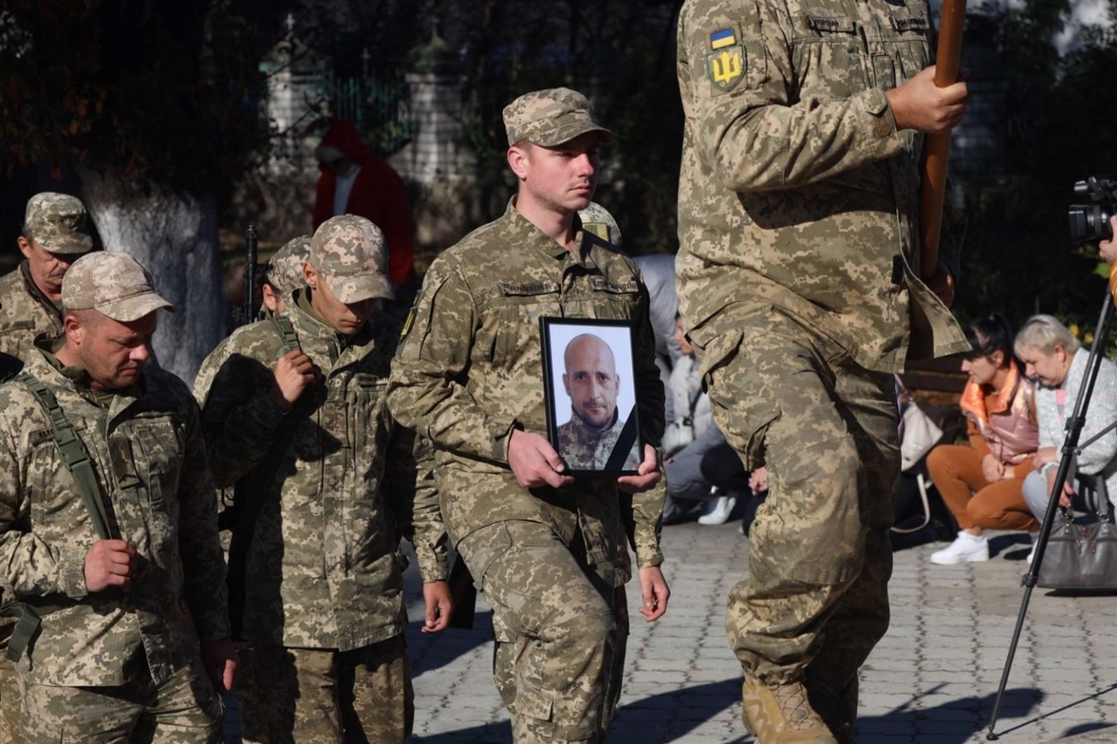Труну з тілом Героя сміляни зустрічали на колінах