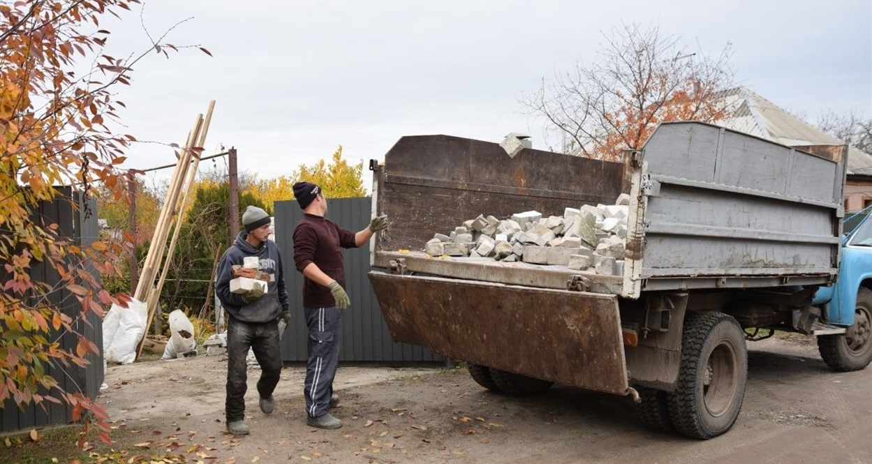 Відбудова будинків, що постраждали внаслідок ракетного удару в Черкаському районі
