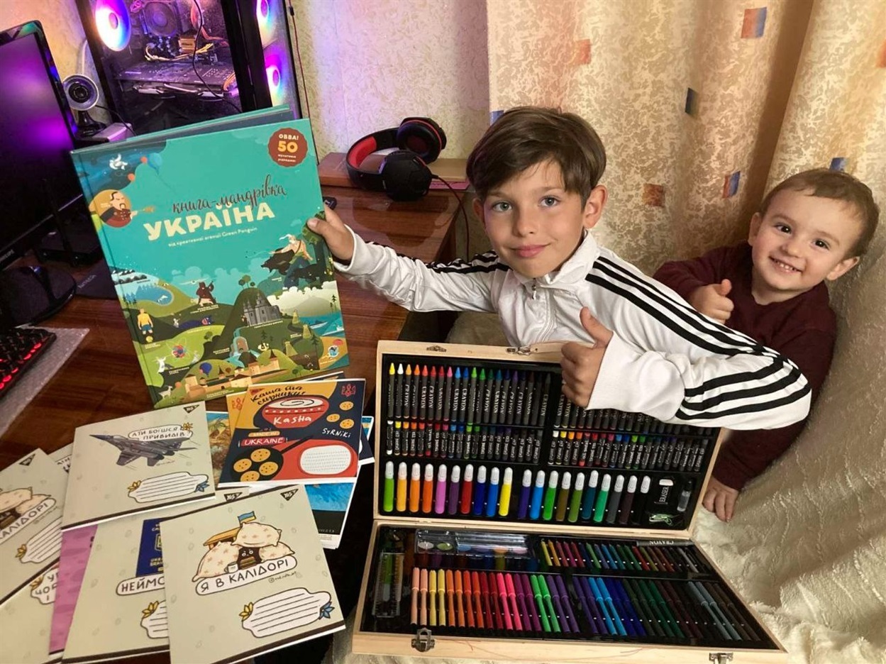 Данило з братом і виграшом