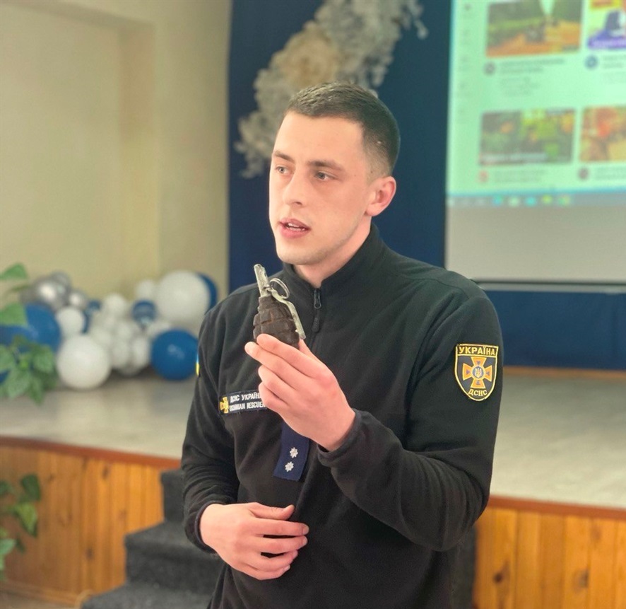Рятувальники демонстрували дітям макети вибухонебезпечних предметів