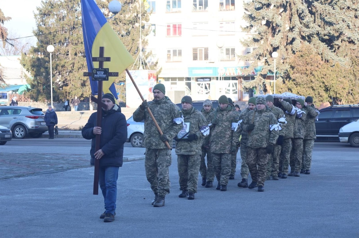 Труну з тілом військового несли його побратими 