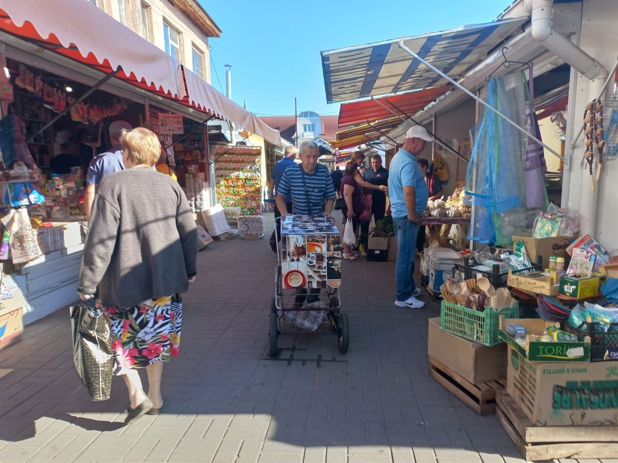 Люди на смілянському ринку