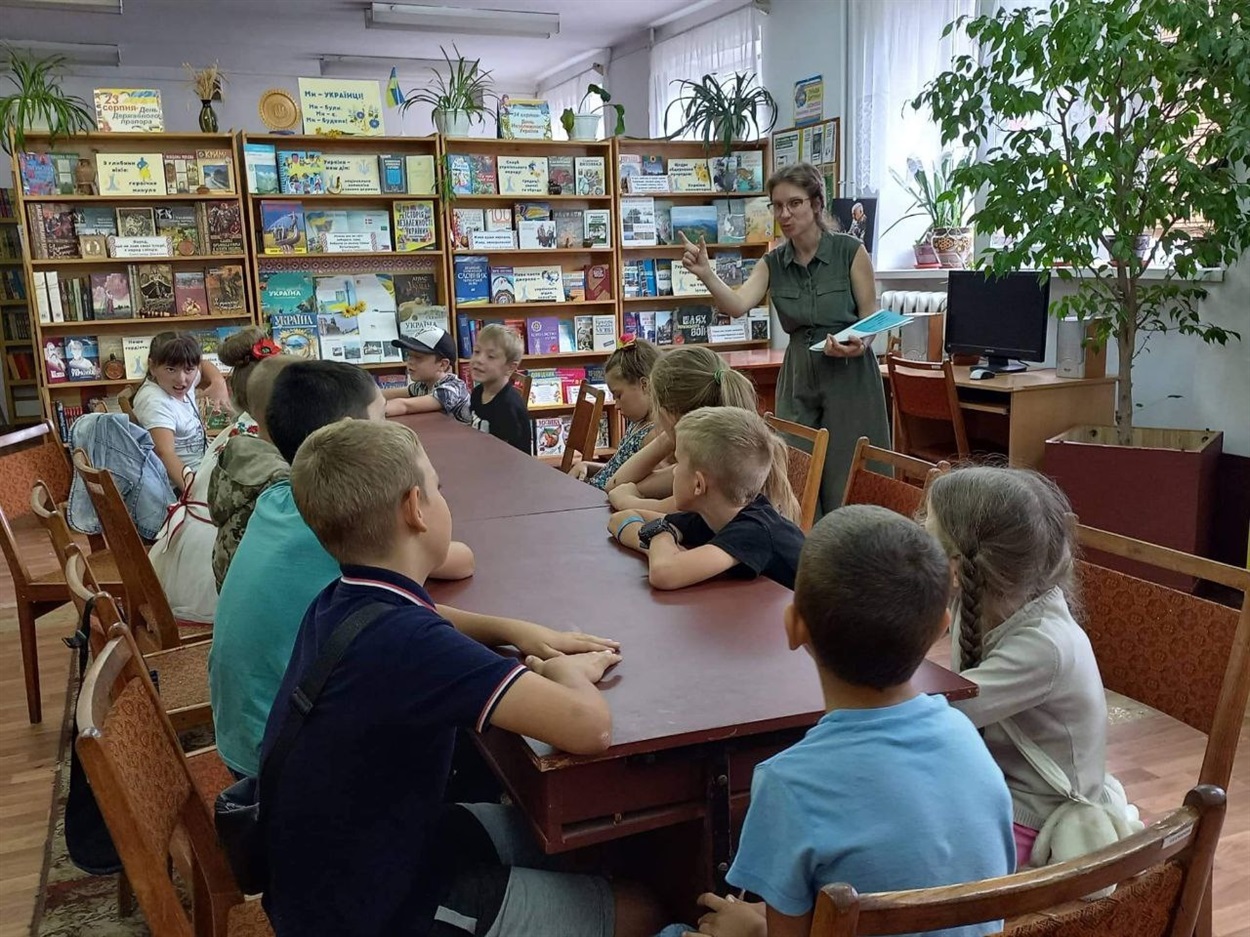 Тетяна проводить лекцію з медіаграмотності для дітей
