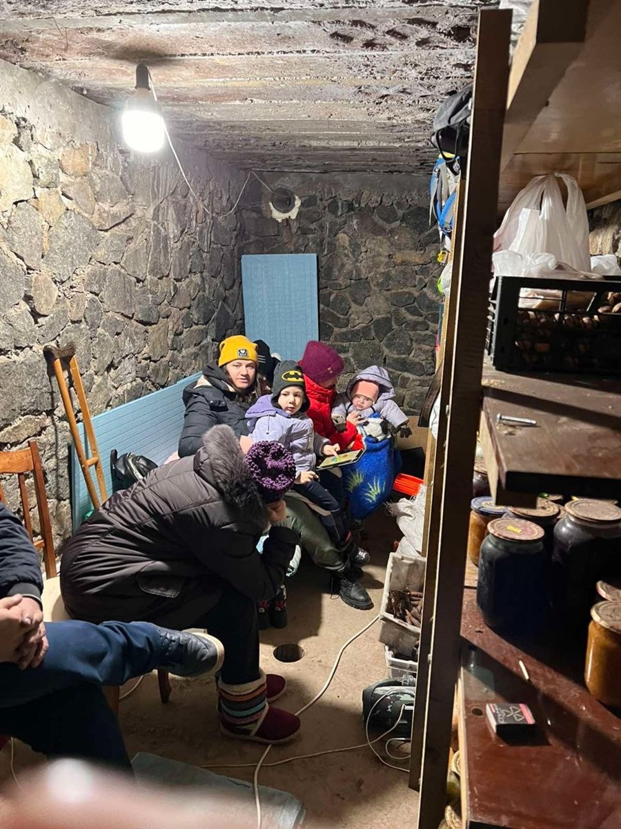 Родина в сховищі під час повітряної тривоги 