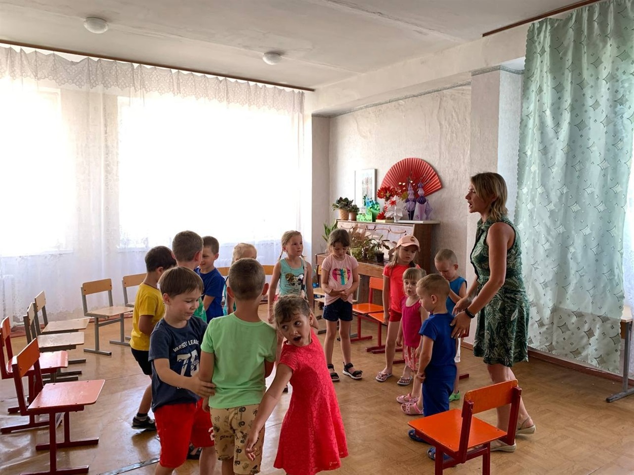 Марія з дітьми у "Дозвіллі"