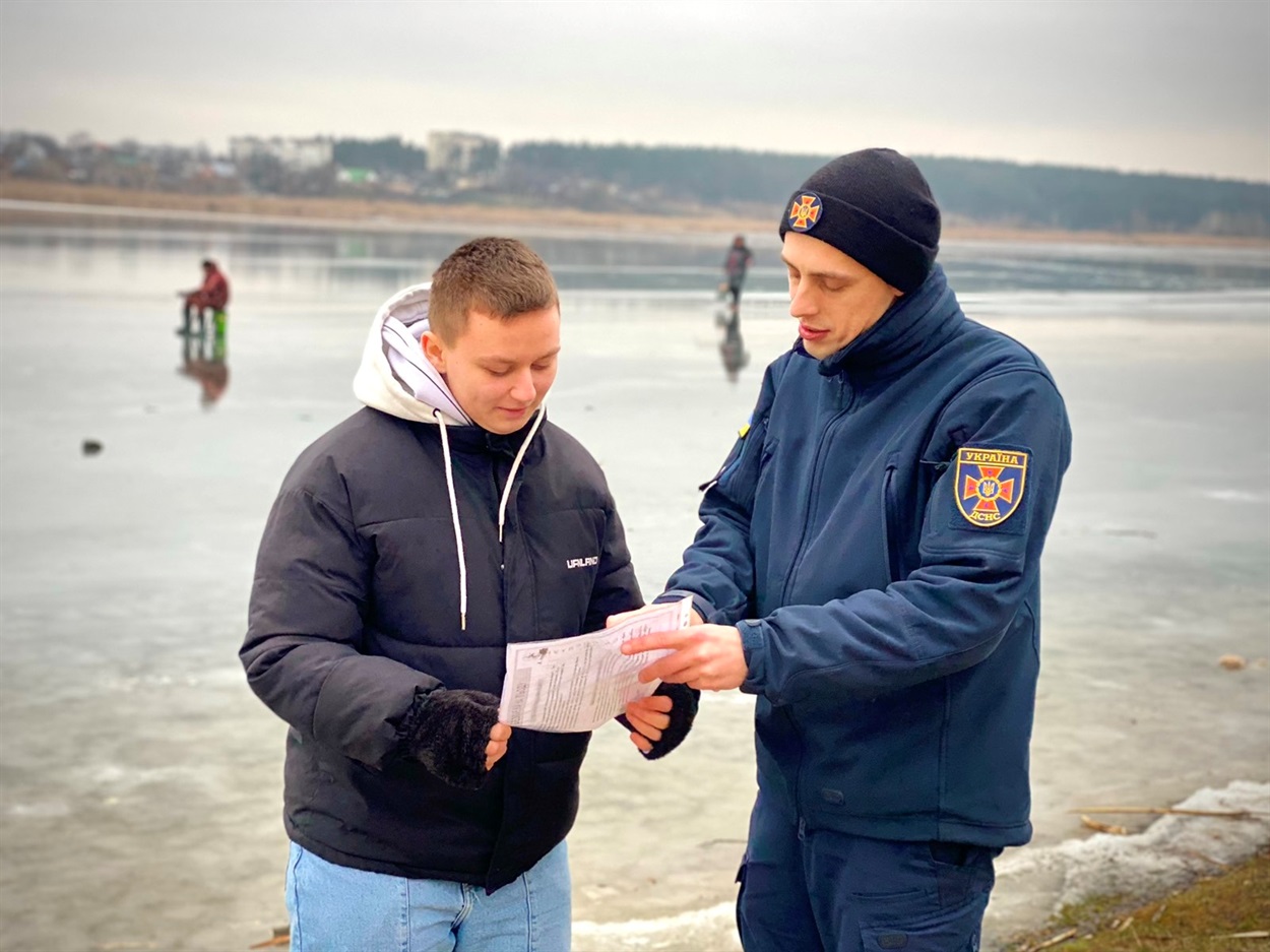 Рятувальники розповідали смілянам про безпечний відпочинок на льоду взимку