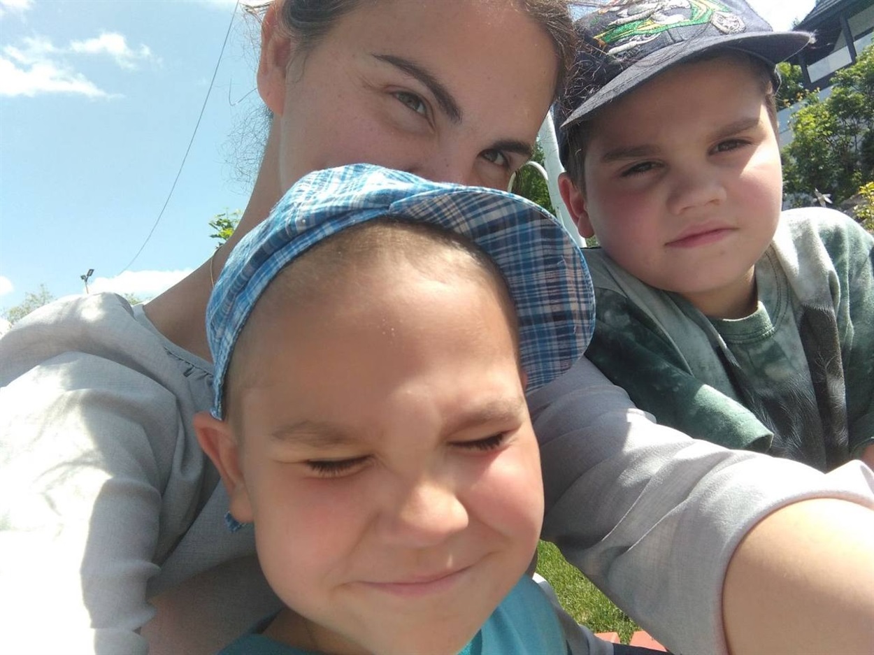 Юлія з дітьми у Смілі