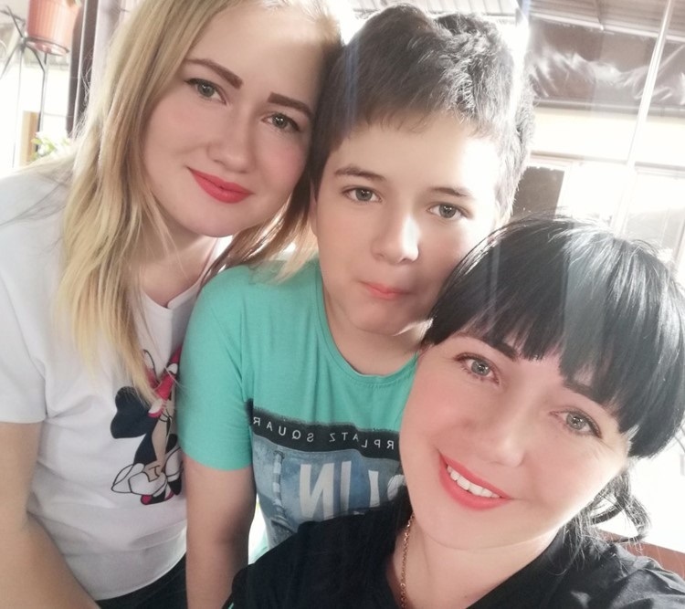 Олена з сестрою та сином