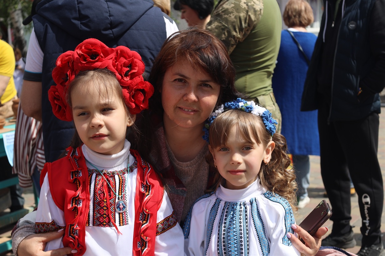 Тетяна Миколаївна з онукою (зліва) та подружкою дівчинки (справа)