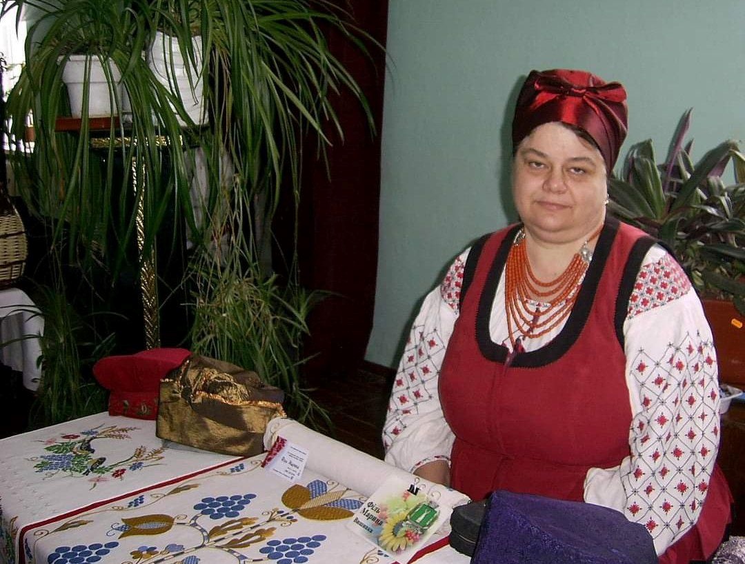 На виставці до 100-річчя подій Украї=нської революції на станції Бобринських. Пані Марина презентуваласвої роботи - рушник та серію очіпок.