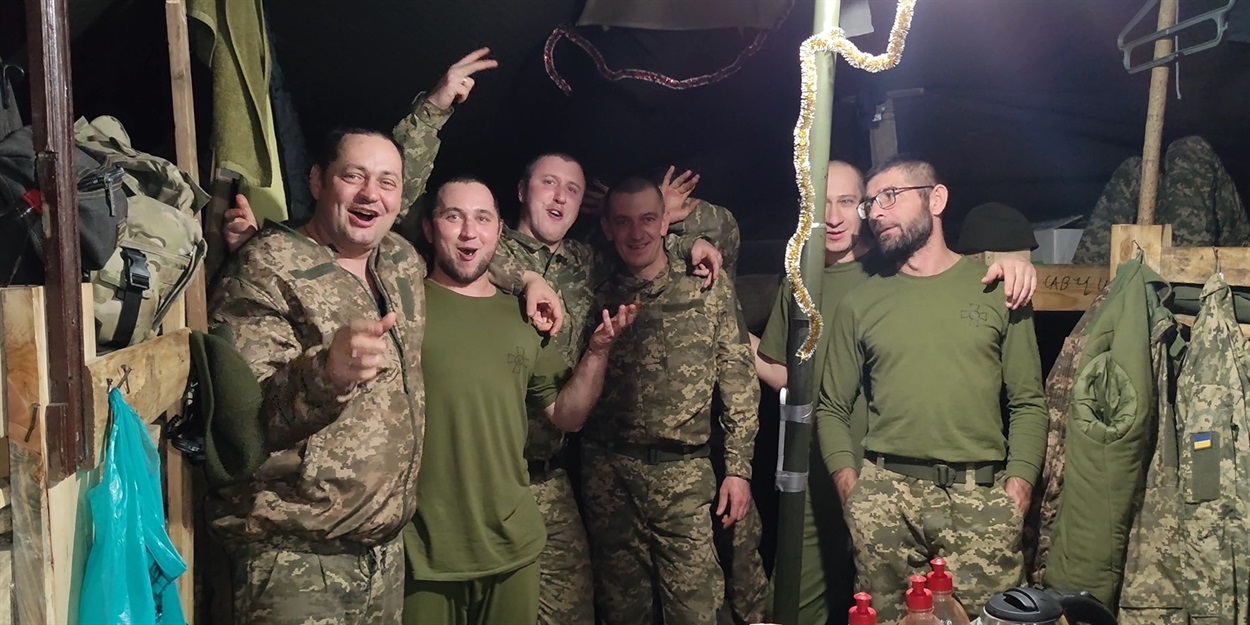 З друзями. Максим четвертий зліва