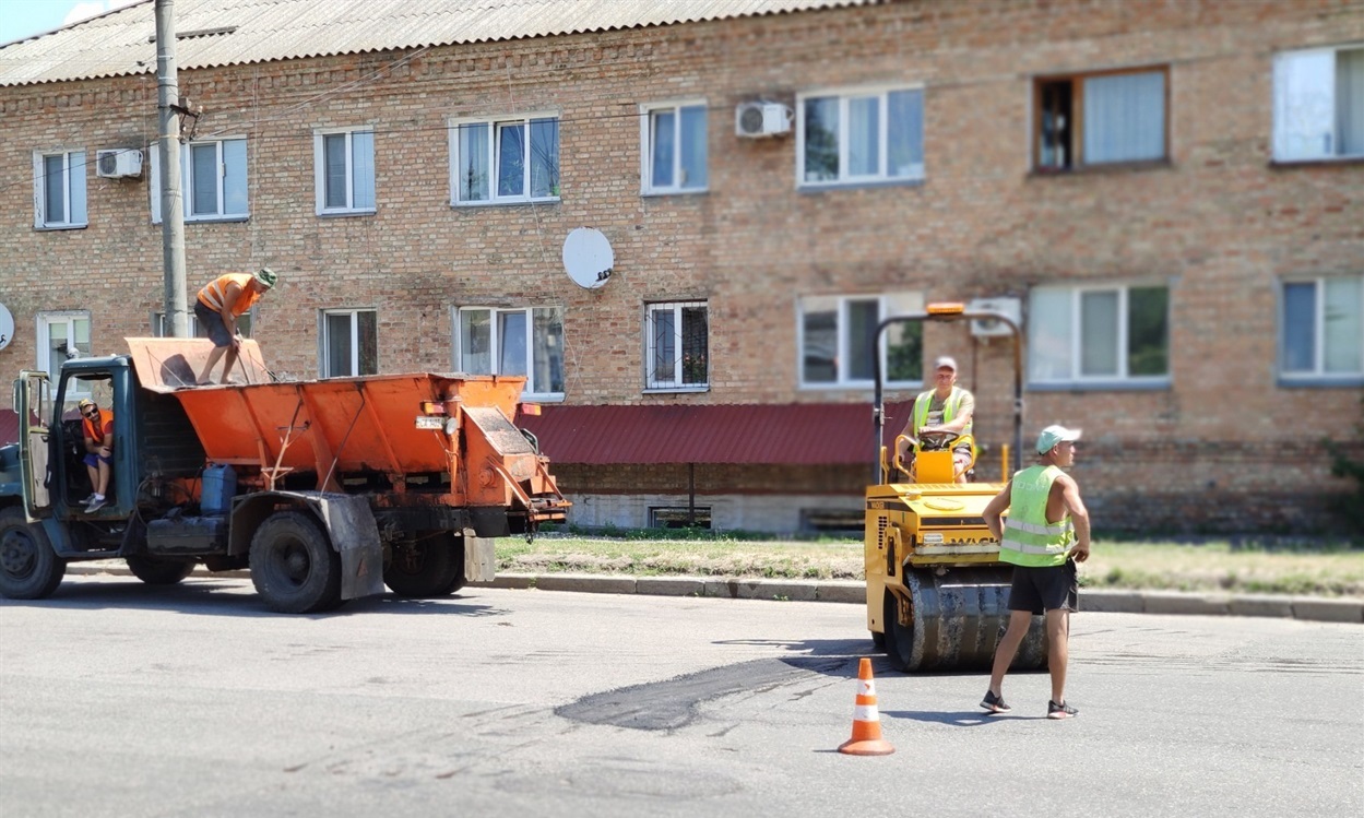 СКП "Комуанльник" продовжує ямковий ремонт дорожнього покриття по Соборній. 