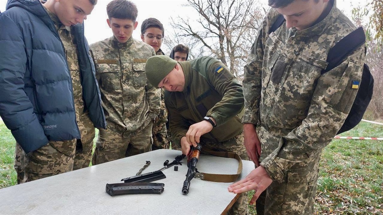 Військовий вишкіл для старшокласників міста та району.
