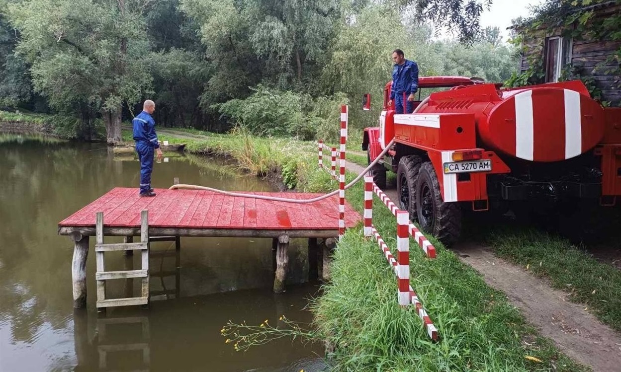 Так здійснюється забір води пожежною машиною