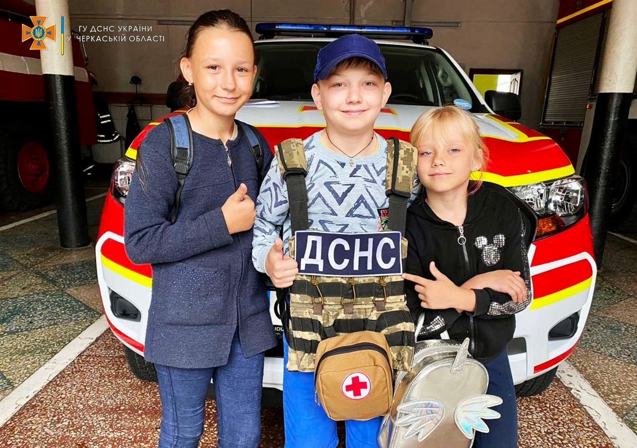 А також приміряли на себе облаштунки рятувальника