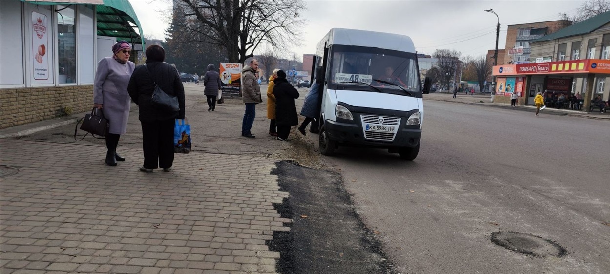 Так тимчасово облагородили зупинки, де прийняли бордюри